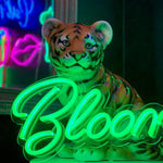 Skap en livlig og blomstrende atmosfære med 'blooming' led neonskilt. Tilgjengelig i ønsket farge for å matche enhver stil, perfekt for personlig eller kommersiell bruk. Mål på 80x31 cm gjør dette skiltet til et sjarmerende blikkfang.