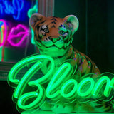 Skap en livlig og blomstrende atmosfære med 'blooming' led neonskilt. Tilgjengelig i ønsket farge for å matche enhver stil, perfekt for personlig eller kommersiell bruk. Mål på 80x31 cm gjør dette skiltet til et sjarmerende blikkfang.
