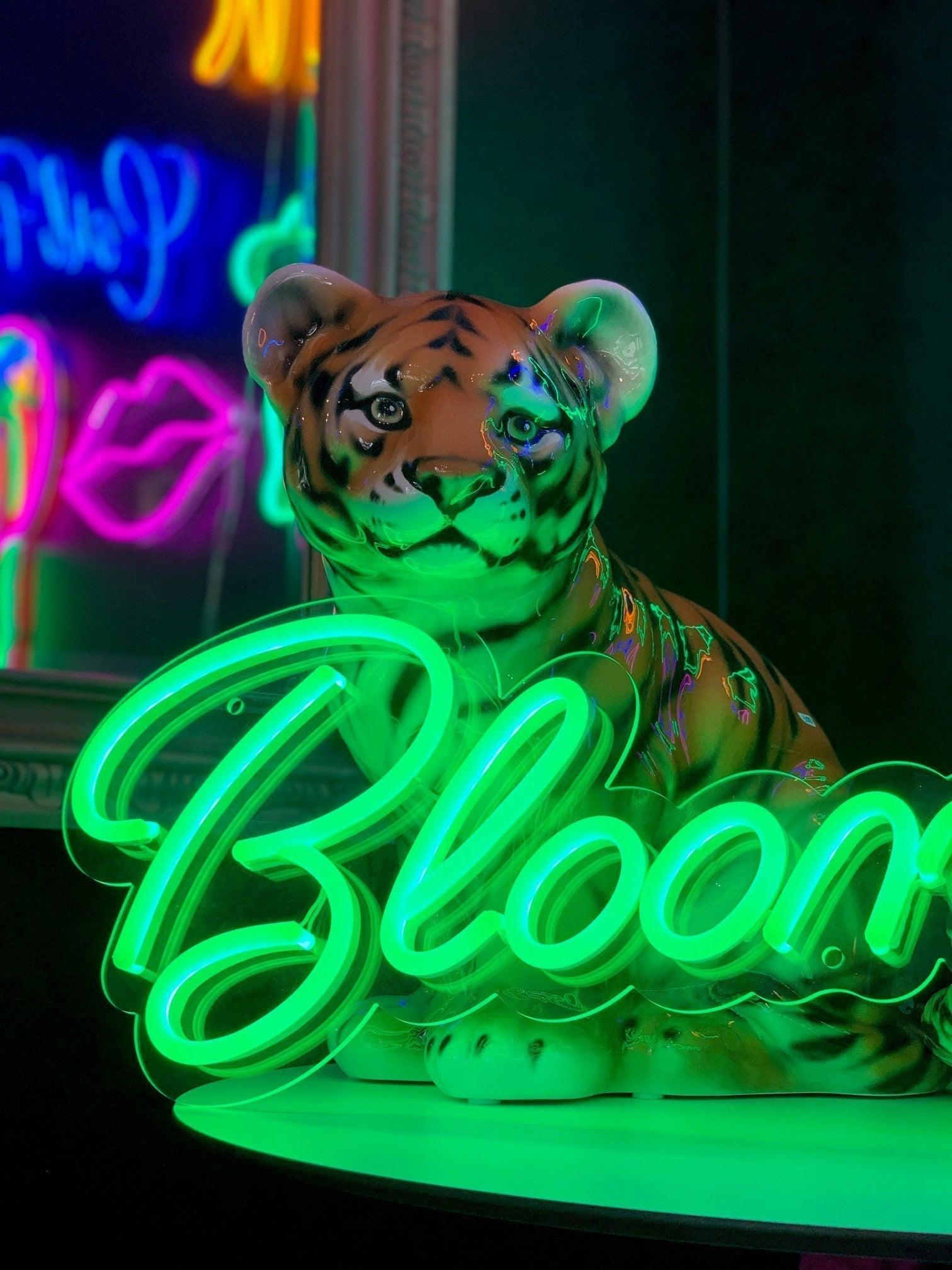 Skap en livlig og blomstrende atmosfære med 'blooming' led neonskilt. Tilgjengelig i ønsket farge for å matche enhver stil, perfekt for personlig eller kommersiell bruk. Mål på 80x31 cm gjør dette skiltet til et sjarmerende blikkfang.