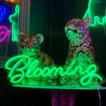 Skap en livlig og blomstrende atmosfære med 'blooming' led neonskilt. Tilgjengelig i ønsket farge for å matche enhver stil, perfekt for personlig eller kommersiell bruk. Mål på 80x31 cm gjør dette skiltet til et sjarmerende blikkfang.