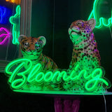 Skap en livlig og blomstrende atmosfære med 'blooming' led neonskilt. Tilgjengelig i ønsket farge for å matche enhver stil, perfekt for personlig eller kommersiell bruk. Mål på 80x31 cm gjør dette skiltet til et sjarmerende blikkfang.