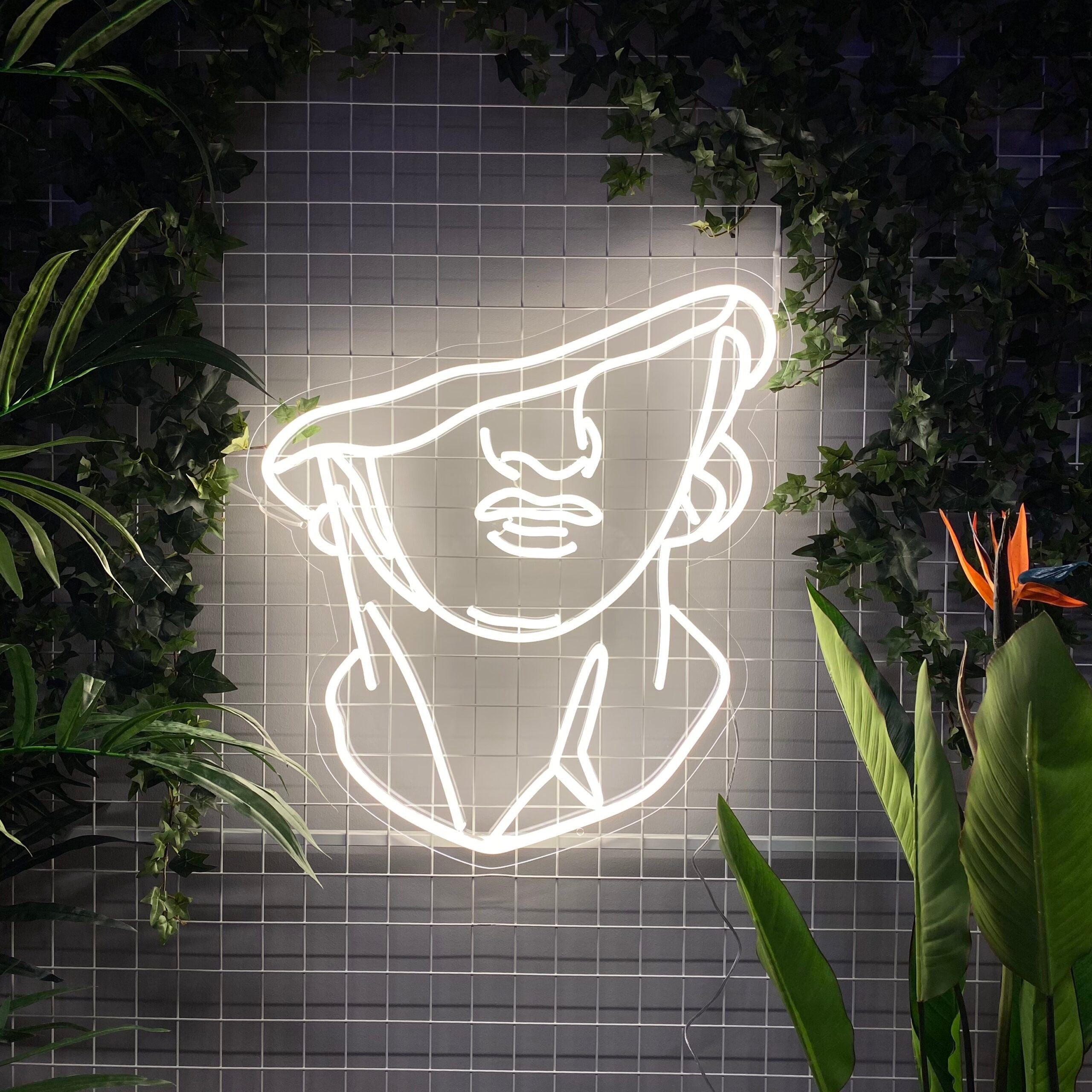 Skap en varm og imøtekommende stemning med vårt 'bust' led neonskilt i varmhvit farge. Dette skiltet er ideelt for å tilføre et elegant og samtidskunstnerisk preg i ethvert rom eller etablering.