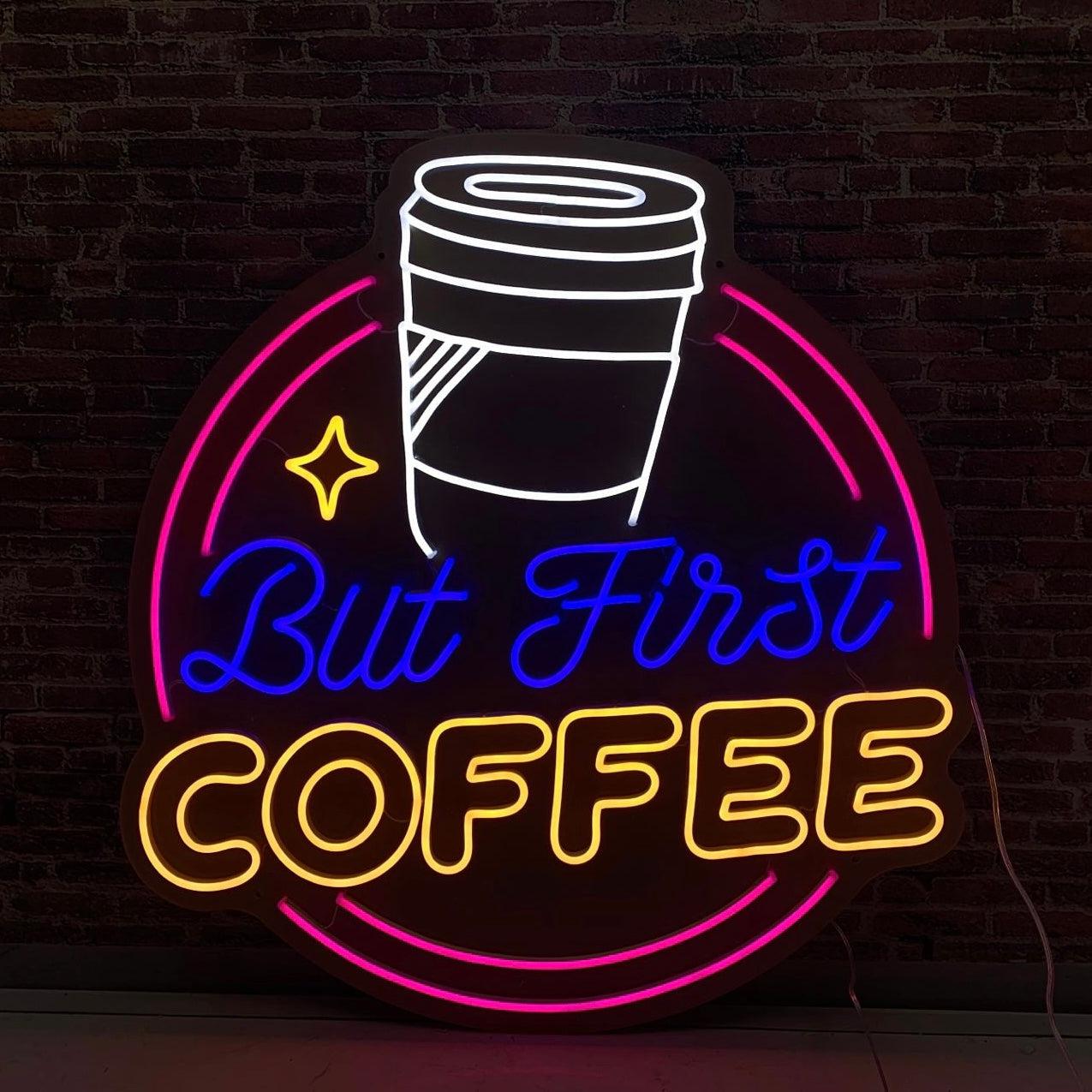 Gjør morgenrutinen enda bedre med vårt 'but first coffee' led neonskilt! dette stilfulle skiltet kombinerer klassisk sjarm med moderne neonbelysning, og er perfekt for å tilføre en ekstra piff til din kaffebar eller kjøkken. Med flere fargevalg blir dette et blikkfang som starter dagen din med stil.