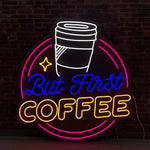 Gjør morgenrutinen enda bedre med vårt 'but first coffee' led neonskilt! dette stilfulle skiltet kombinerer klassisk sjarm med moderne neonbelysning, og er perfekt for å tilføre en ekstra piff til din kaffebar eller kjøkken. Med flere fargevalg blir dette et blikkfang som starter dagen din med stil.