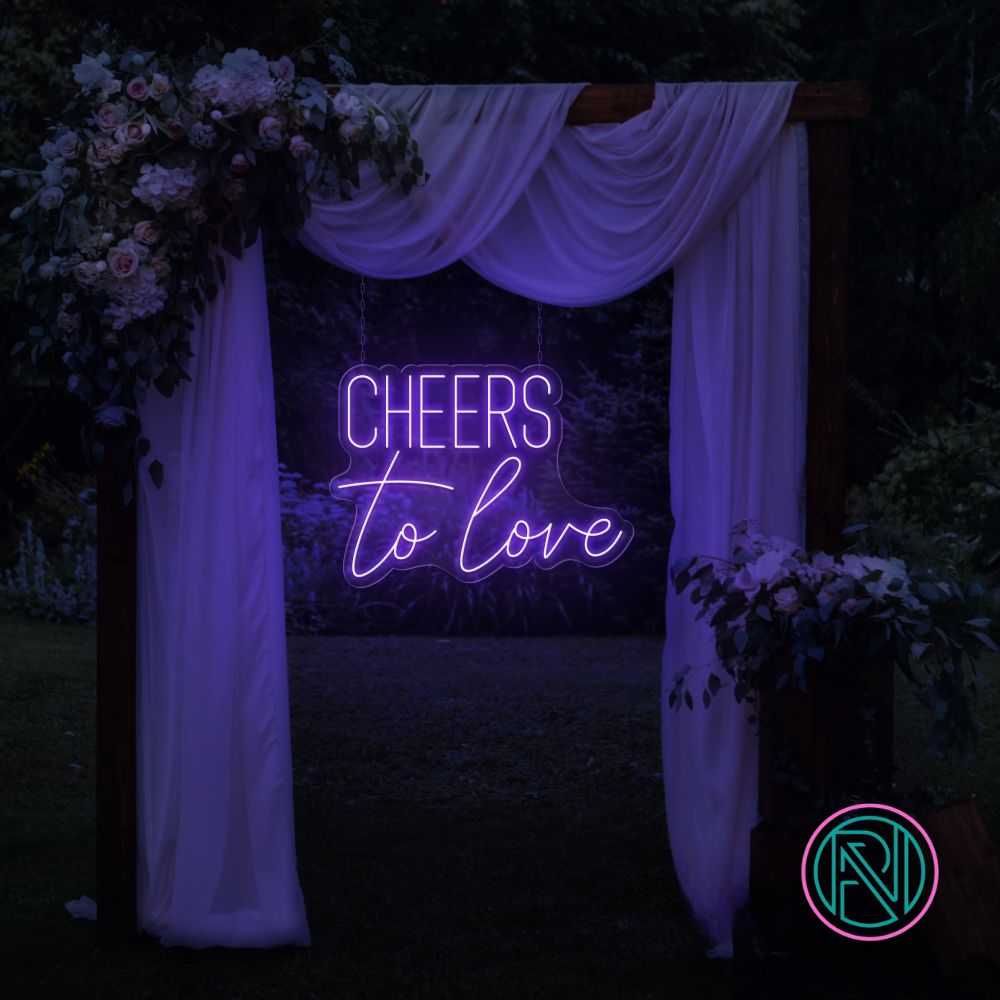 Skål for kjærligheten med vårt 'cheers to love' led neonskilt. Velg din favorittfarge for å tilpasse dit skilt og skape en romantisk atmosfære. Det moderne designet og den levende lysgivende led-teknologien gjør dette skiltet til et perfekt innslag i ethvert rom, spesielt for feiringer som favner kjærlighetens ånd.