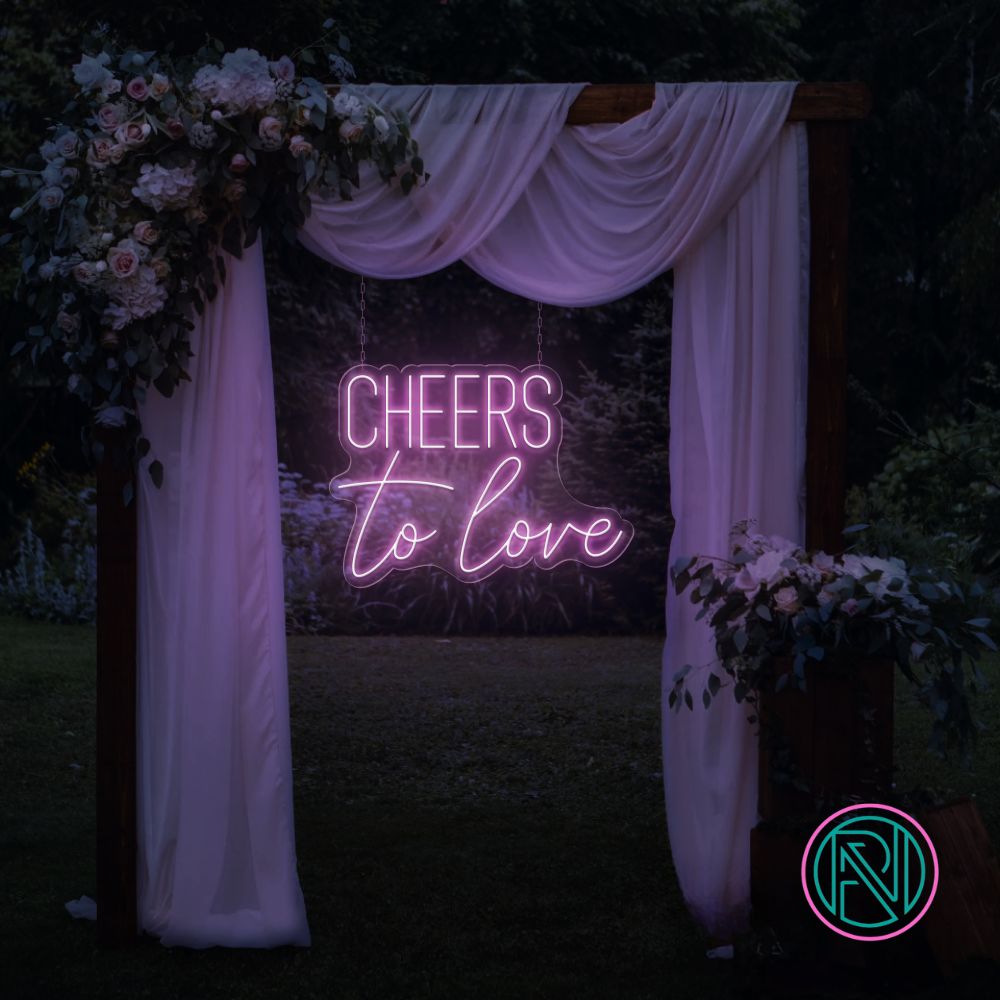 Skål for kjærligheten med vårt 'cheers to love' led neonskilt. Velg din favorittfarge for å tilpasse dit skilt og skape en romantisk atmosfære. Det moderne designet og den levende lysgivende led-teknologien gjør dette skiltet til et perfekt innslag i ethvert rom, spesielt for feiringer som favner kjærlighetens ånd.