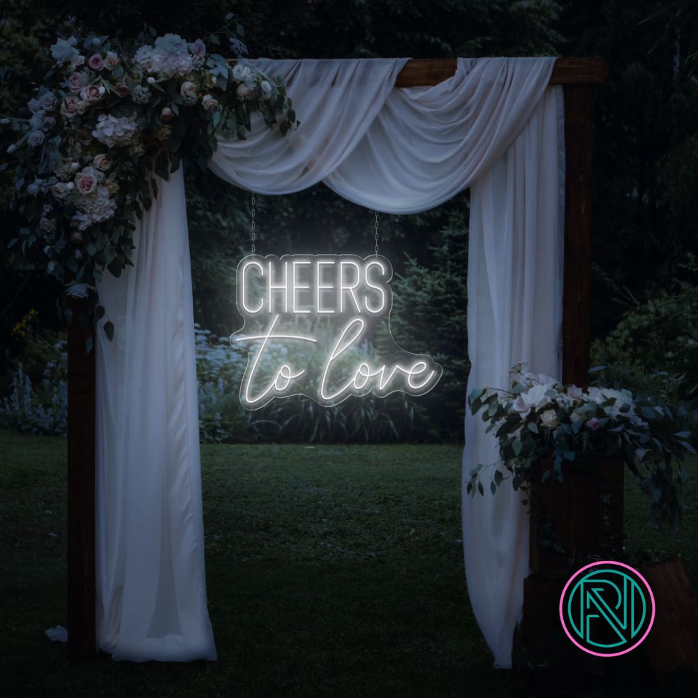 Skål for kjærligheten med vårt 'cheers to love' led neonskilt. Velg din favorittfarge for å tilpasse dit skilt og skape en romantisk atmosfære. Det moderne designet og den levende lysgivende led-teknologien gjør dette skiltet til et perfekt innslag i ethvert rom, spesielt for feiringer som favner kjærlighetens ånd.
