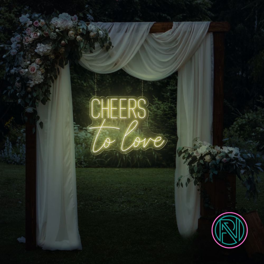 Skål for kjærligheten med vårt 'cheers to love' led neonskilt. Velg din favorittfarge for å tilpasse dit skilt og skape en romantisk atmosfære. Det moderne designet og den levende lysgivende led-teknologien gjør dette skiltet til et perfekt innslag i ethvert rom, spesielt for feiringer som favner kjærlighetens ånd.