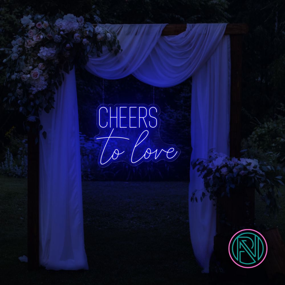 Skål for kjærligheten med vårt 'cheers to love' led neonskilt. Velg din favorittfarge for å tilpasse dit skilt og skape en romantisk atmosfære. Det moderne designet og den levende lysgivende led-teknologien gjør dette skiltet til et perfekt innslag i ethvert rom, spesielt for feiringer som favner kjærlighetens ånd.