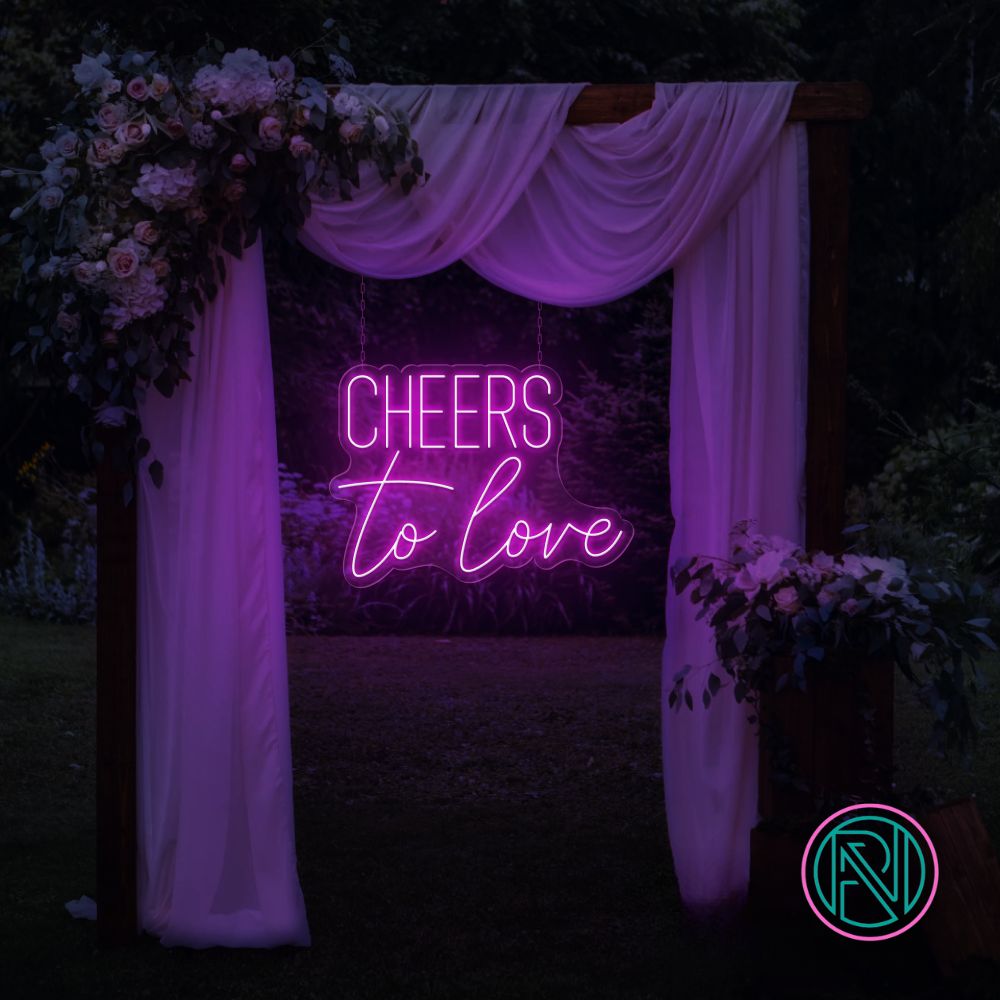 Skål for kjærligheten med vårt 'cheers to love' led neonskilt. Velg din favorittfarge for å tilpasse dit skilt og skape en romantisk atmosfære. Det moderne designet og den levende lysgivende led-teknologien gjør dette skiltet til et perfekt innslag i ethvert rom, spesielt for feiringer som favner kjærlighetens ånd.
