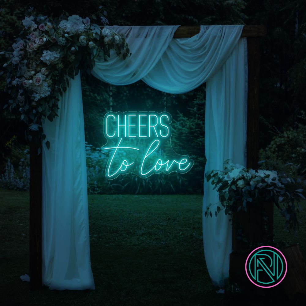 Skål for kjærligheten med vårt 'cheers to love' led neonskilt. Velg din favorittfarge for å tilpasse dit skilt og skape en romantisk atmosfære. Det moderne designet og den levende lysgivende led-teknologien gjør dette skiltet til et perfekt innslag i ethvert rom, spesielt for feiringer som favner kjærlighetens ånd.
