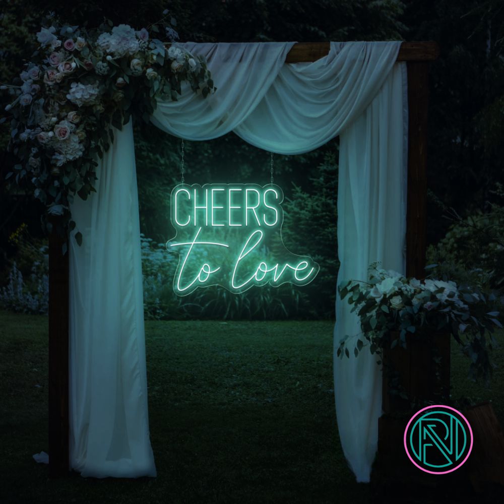 Skål for kjærligheten med vårt 'cheers to love' led neonskilt. Velg din favorittfarge for å tilpasse dit skilt og skape en romantisk atmosfære. Det moderne designet og den levende lysgivende led-teknologien gjør dette skiltet til et perfekt innslag i ethvert rom, spesielt for feiringer som favner kjærlighetens ånd.