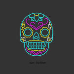 LED-neonskilt med neon skull, fargerik kontur; størrelse 54x70 cm.