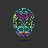 LED-neonskilt med neon skull, fargerik kontur; størrelse 54x70 cm.