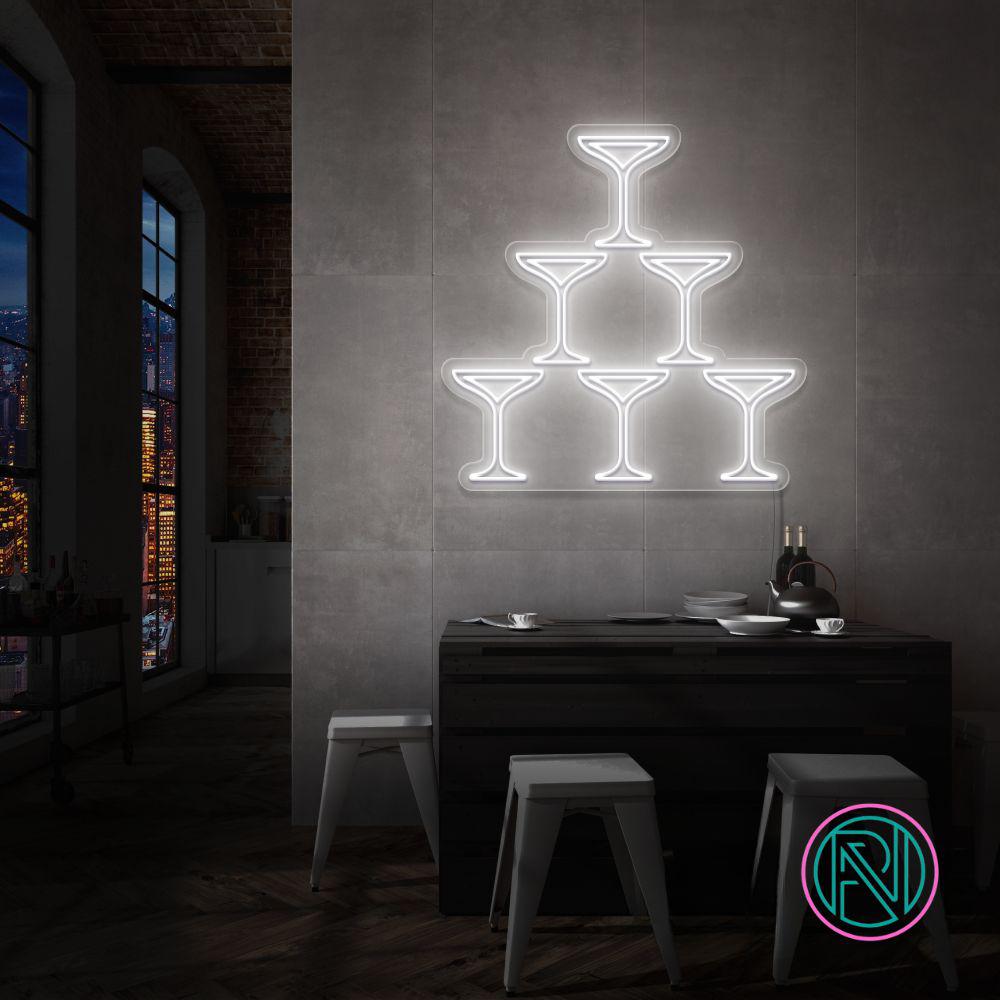 Feire livets små øyeblikk med vårt 'champagne' led neonskilt. Dette stilige skiltet tilbyr en touch av glamour og er ideelt for spesielle anledninger. Med muligheten til å velge blant flere farger, kan du tilpasse skiltet til å passe din smak og interiør.