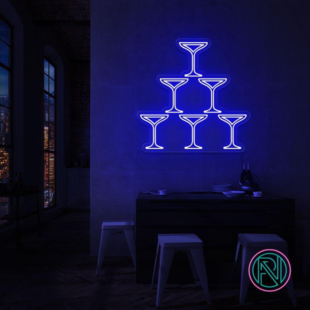 Feire livets små øyeblikk med vårt 'champagne' led neonskilt. Dette stilige skiltet tilbyr en touch av glamour og er ideelt for spesielle anledninger. Med muligheten til å velge blant flere farger, kan du tilpasse skiltet til å passe din smak og interiør.