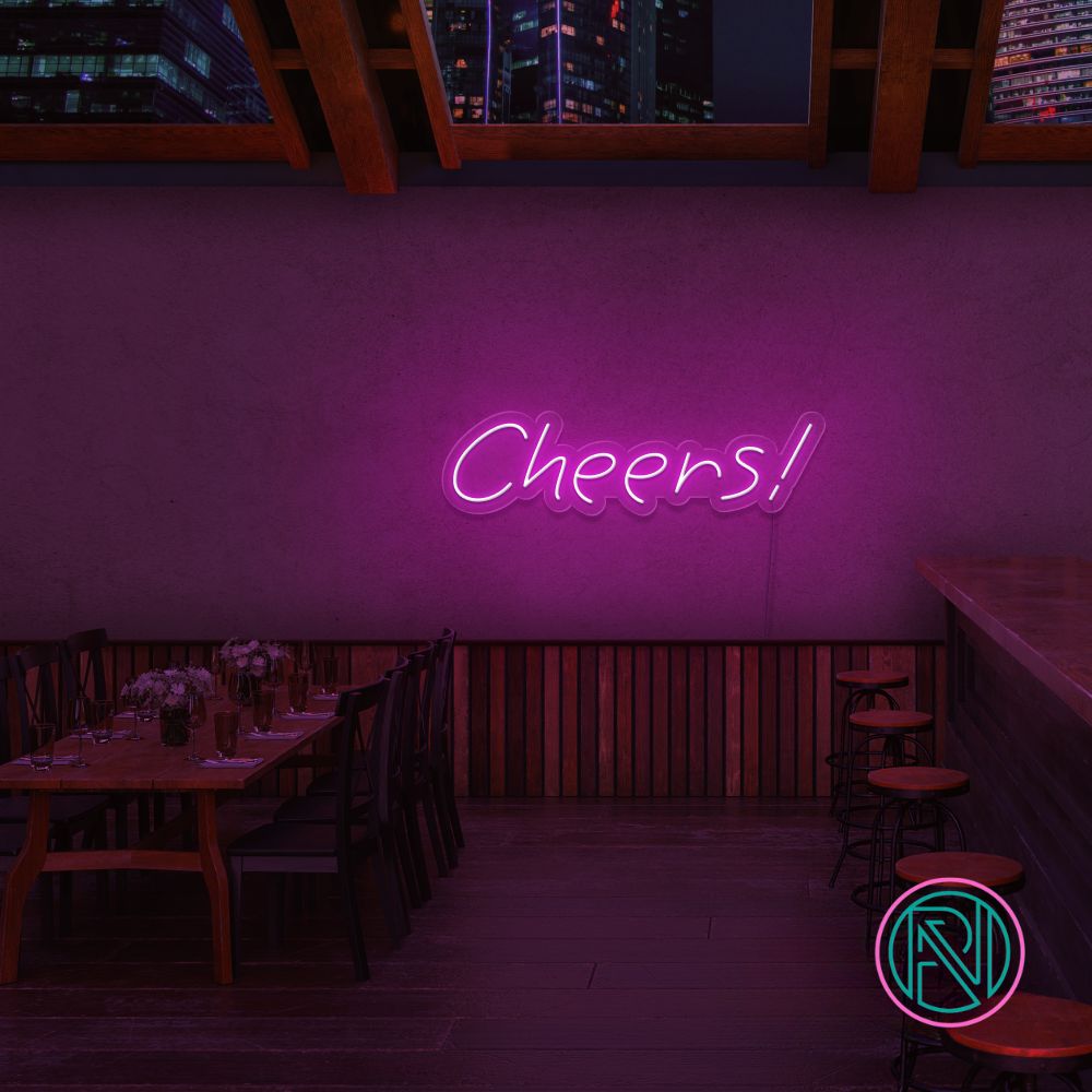 Skap en livlig og innbydende stemning med vårt 'cheers!' led neonskilt. Dette skiltet er perfekt for både bedrifter og hjemmekos, og tilbyr et spekter av fargevalg for å matche ethvert interiør. Med et enkelt og uttrykksfullt design, lyser det opp rommet og ønsker gjester velkommen med en varm atmosfære.