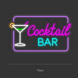 LED-neonskilt med martiniglass og «Cocktail BAR»; 73×44 cm.
