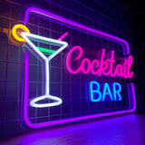 LED-neonskilt med martiniglass og teksten «Cocktail BAR».