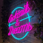 Skap en drømmende stemning i rommet ditt med 'cocktails &amp; dreams' led-neonskiltet. De levende fargene hot pink og ice blue kombinert med et lekent design, gjør dette skiltet til et blikkfang for enhver setting som ønsker å tilføre en følelse av fest og moro.