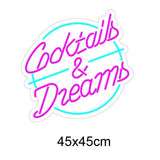 Skap en drømmende stemning i rommet ditt med 'cocktails &amp; dreams' led-neonskiltet. De levende fargene hot pink og ice blue kombinert med et lekent design, gjør dette skiltet til et blikkfang for enhver setting som ønsker å tilføre en følelse av fest og moro.