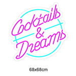 Skap en drømmende stemning i rommet ditt med 'cocktails &amp; dreams' led-neonskiltet. De levende fargene hot pink og ice blue kombinert med et lekent design, gjør dette skiltet til et blikkfang for enhver setting som ønsker å tilføre en følelse av fest og moro.