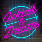 Skap en drømmende stemning i rommet ditt med 'cocktails &amp; dreams' led-neonskiltet. De levende fargene hot pink og ice blue kombinert med et lekent design, gjør dette skiltet til et blikkfang for enhver setting som ønsker å tilføre en følelse av fest og moro.