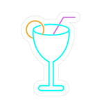 Neonskilt i cocktailglassform med cyan kontur, oransje ring og fiolett sugerør