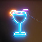 LED-neonskilt formet som cocktailglass med blå kontur og rosa lilla sugerør