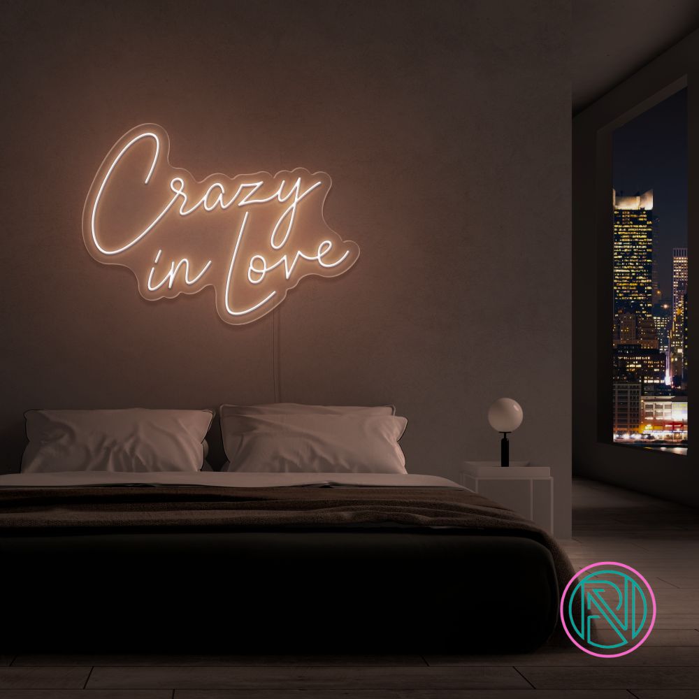 Forelsk deg på nytt med vårt 'crazy in love' led neonskilt. Perfekt for å sette en romantisk stemning, enten det er i hjemmet eller på arrangementer. Skap en herlig atmosfære og uttrykk din kjærlighet med lys i din valgte farge.
