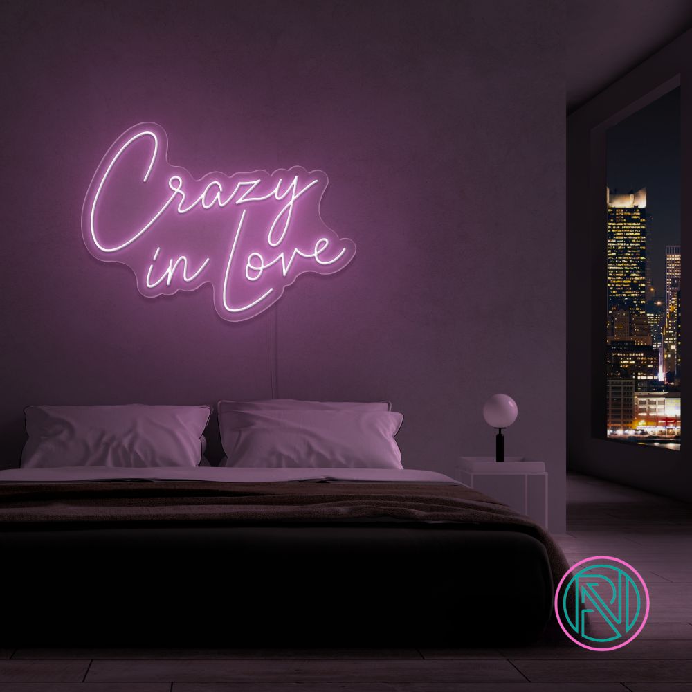 Forelsk deg på nytt med vårt 'crazy in love' led neonskilt. Perfekt for å sette en romantisk stemning, enten det er i hjemmet eller på arrangementer. Skap en herlig atmosfære og uttrykk din kjærlighet med lys i din valgte farge.