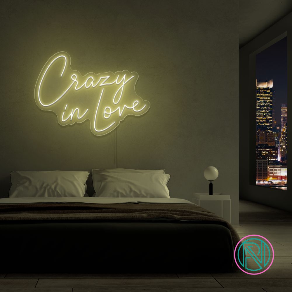 Forelsk deg på nytt med vårt 'crazy in love' led neonskilt. Perfekt for å sette en romantisk stemning, enten det er i hjemmet eller på arrangementer. Skap en herlig atmosfære og uttrykk din kjærlighet med lys i din valgte farge.