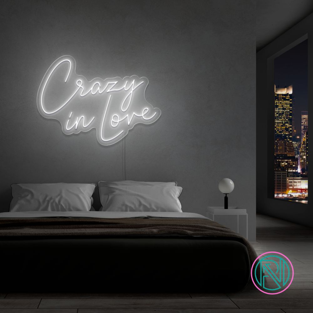 Forelsk deg på nytt med vårt 'crazy in love' led neonskilt. Perfekt for å sette en romantisk stemning, enten det er i hjemmet eller på arrangementer. Skap en herlig atmosfære og uttrykk din kjærlighet med lys i din valgte farge.