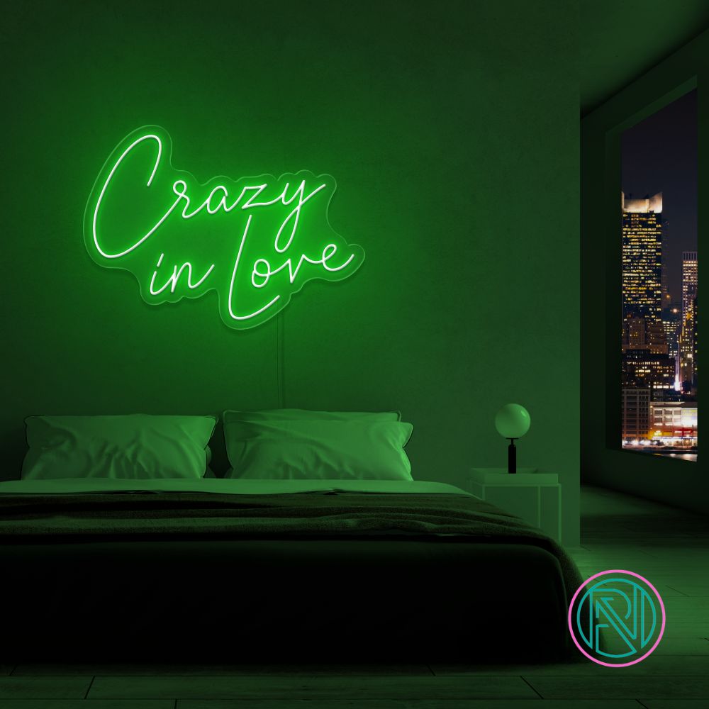 Forelsk deg på nytt med vårt 'crazy in love' led neonskilt. Perfekt for å sette en romantisk stemning, enten det er i hjemmet eller på arrangementer. Skap en herlig atmosfære og uttrykk din kjærlighet med lys i din valgte farge.