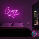 LED neonskilt «Crazy in love» med lilla LED-lys