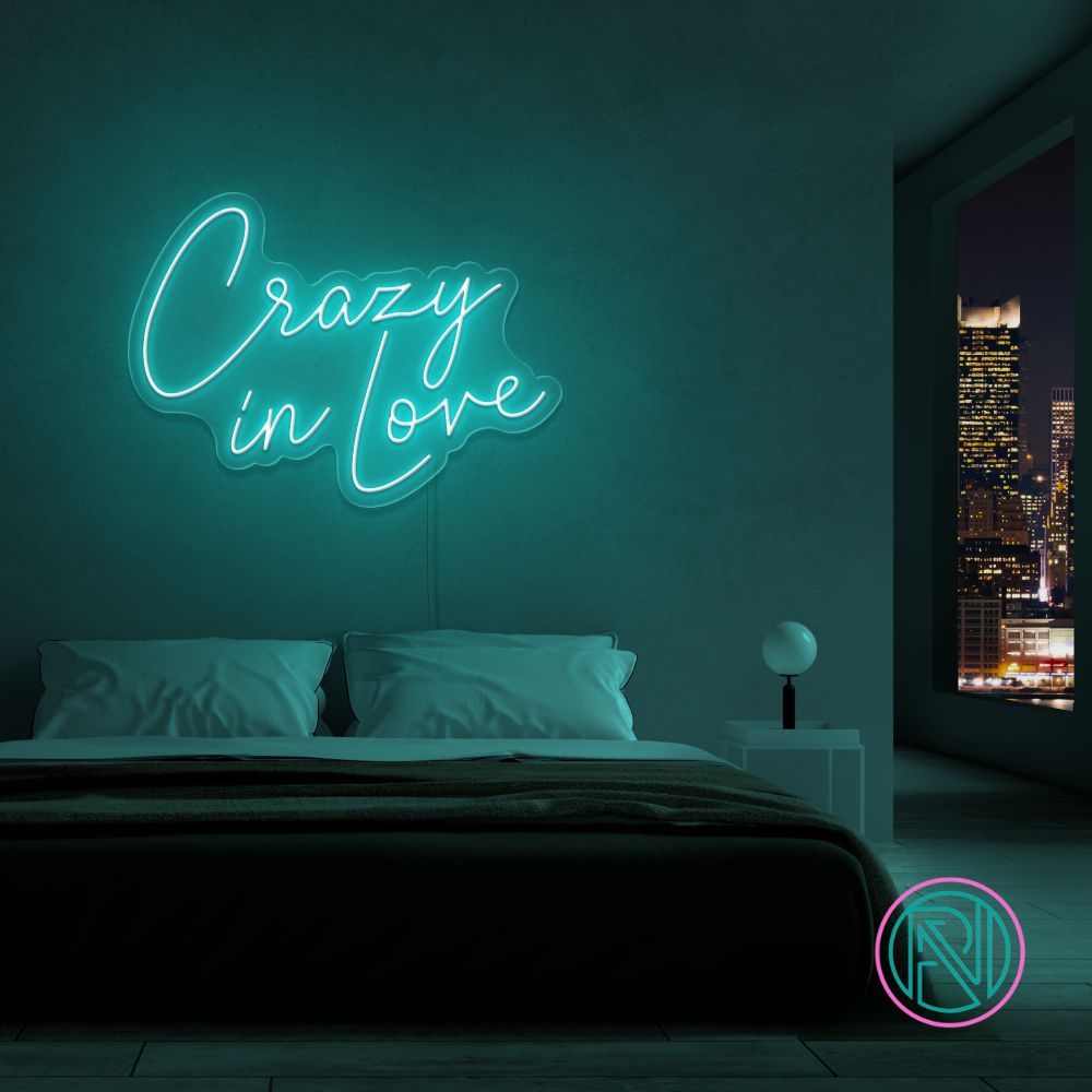 Forelsk deg på nytt med vårt 'crazy in love' led neonskilt. Perfekt for å sette en romantisk stemning, enten det er i hjemmet eller på arrangementer. Skap en herlig atmosfære og uttrykk din kjærlighet med lys i din valgte farge.