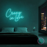 LED neonskilt «Crazy in love» med turkis LED-lys