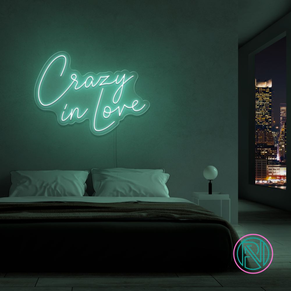 Forelsk deg på nytt med vårt 'crazy in love' led neonskilt. Perfekt for å sette en romantisk stemning, enten det er i hjemmet eller på arrangementer. Skap en herlig atmosfære og uttrykk din kjærlighet med lys i din valgte farge.