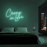 LED neonskilt «Crazy in love» med lys turkis LED-lys