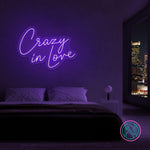 LED neonskilt «Crazy in love» med lilla LED-lys