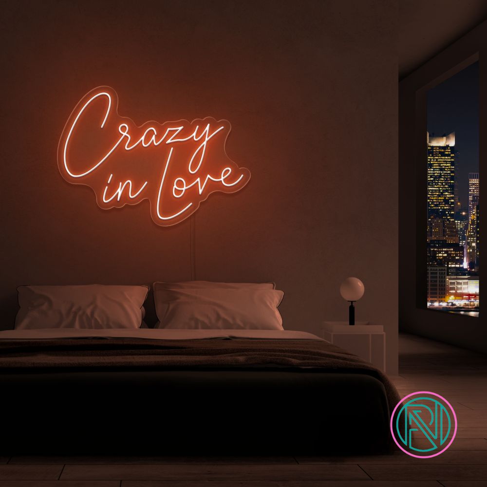 Forelsk deg på nytt med vårt 'crazy in love' led neonskilt. Perfekt for å sette en romantisk stemning, enten det er i hjemmet eller på arrangementer. Skap en herlig atmosfære og uttrykk din kjærlighet med lys i din valgte farge.