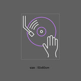 Lys opp dj-kroken med stil med vårt 'dj platespiller' led neonskilt. Dette skiltet gir rommet en kul og moderne følelse, og er perfekt for musikkelskere og dj-entusiaster. Med en kombinasjon av cool white og light purple farger, skaper det en atmosfære som er like energisk som musikken som spilles.