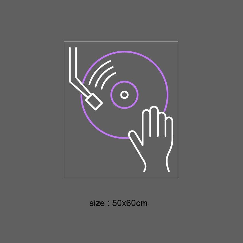 Lys opp dj-kroken med stil med vårt 'dj platespiller' led neonskilt. Dette skiltet gir rommet en kul og moderne følelse, og er perfekt for musikkelskere og dj-entusiaster. Med en kombinasjon av cool white og light purple farger, skaper det en atmosfære som er like energisk som musikken som spilles.