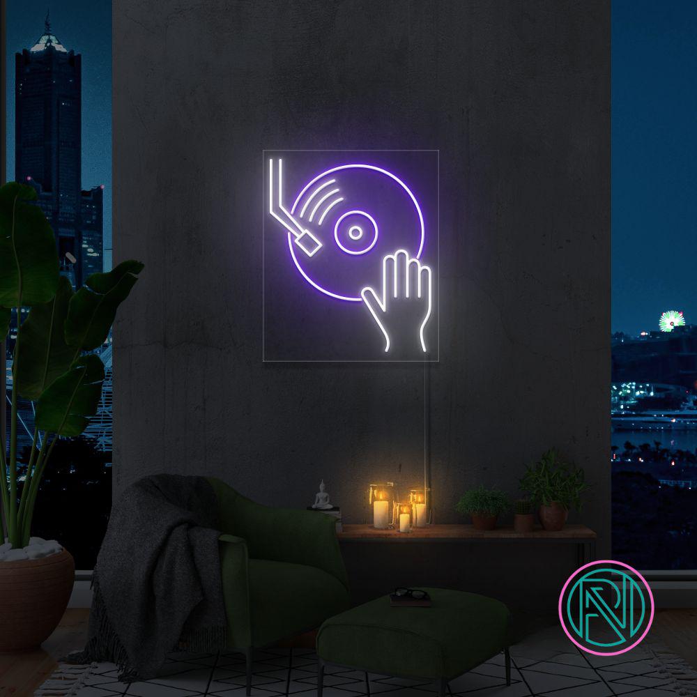 Lys opp dj-kroken med stil med vårt 'dj platespiller' led neonskilt. Dette skiltet gir rommet en kul og moderne følelse, og er perfekt for musikkelskere og dj-entusiaster. Med en kombinasjon av cool white og light purple farger, skaper det en atmosfære som er like energisk som musikken som spilles.