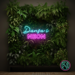 Lys opp rommet med 'dansa i neon' led neonskilt. Dette neonskiltet bringer en leken og energisk atmosfære til ethvert interiør, enten det er hjemme eller på et festlokale. Med klare farger og et iøynefallende design, er dette skiltet et statement-piece som garantert vil vekke oppmerksomhet.