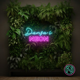 Lys opp rommet med 'dansa i neon' led neonskilt. Dette neonskiltet bringer en leken og energisk atmosfære til ethvert interiør, enten det er hjemme eller på et festlokale. Med klare farger og et iøynefallende design, er dette skiltet et statement-piece som garantert vil vekke oppmerksomhet.