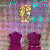 Skap en varm og innbydende atmosfære med vårt elegante 'david' led neonskilt i varmhvit. Dette stilfulle skiltet med david-bysten gir en klassisk touch til enhver innendørs setting.