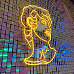 Skap en varm og innbydende atmosfære med vårt elegante 'david' led neonskilt i varmhvit. Dette stilfulle skiltet med david-bysten gir en klassisk touch til enhver innendørs setting.