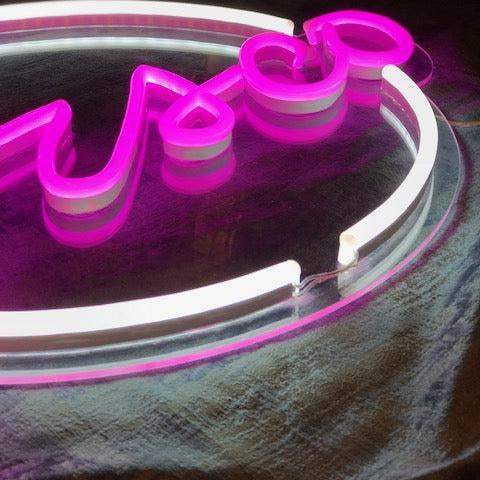 Skap en livlig stemning med vårt 'disco' led neonskilt, skreddersydd for deg! ideelt for barer, fester, eventer, bryllup eller som et unikt tilskudd til din boliginnredning. La kreativiteten blomstre og velg din favorittfarge for å lyse opp omgivelsene.