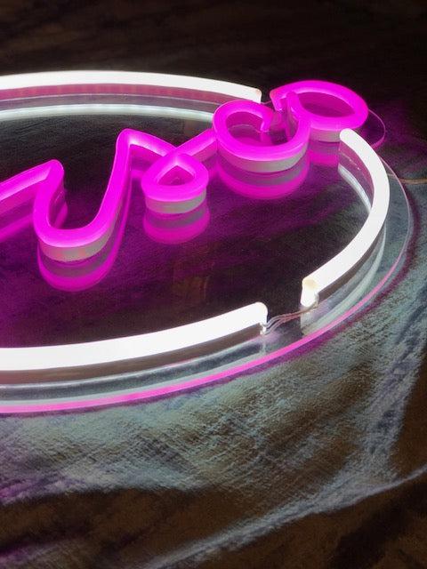 LED-neonskilt «Disco» LED-belysning i rosa, hvit kant og buet form